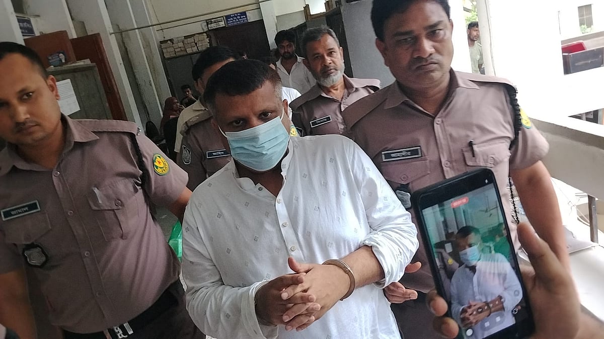 রিজেন্ট হাসপাতালের চেয়ারম্যান মো. সাহেদ ওরফে সাহেদ করিম। আজ বুধবার ঢাকার আদালত প্রাঙ্গণে