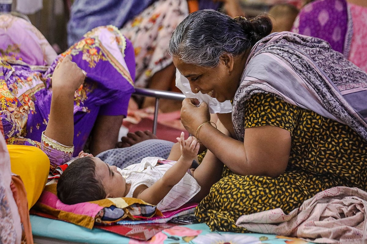হামে আক্রান্ত হয়ে রাজধানীর আগারগাঁওয়ের শিশু হাসপাতালে চিকিৎসাধীন শিশুটি। শয্যাপাশে বসে শিশুটির সঙ্গে খুনসুটি করছেন এক স্বজন। ৩১ আগস্ট ২০২৬