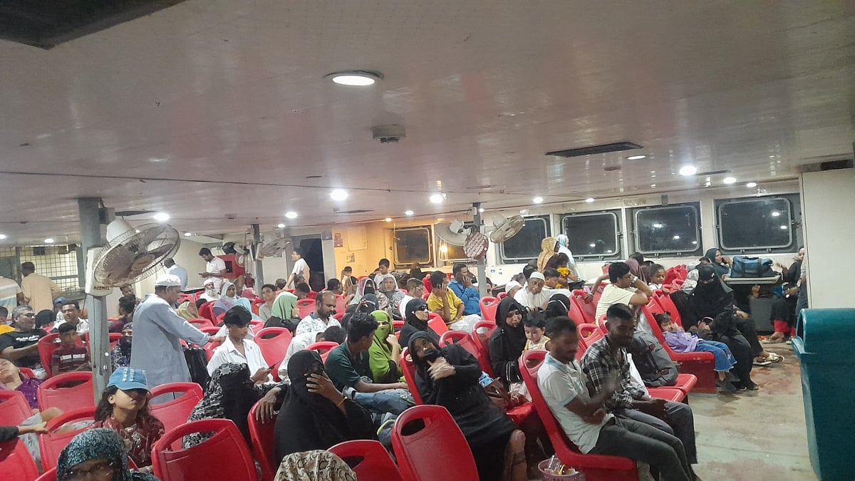 সন্দ্বীপ চ্যানেলে আটকে পড়া ফেরির যাত্রীরা। আজ রাত ১০টার দিকে