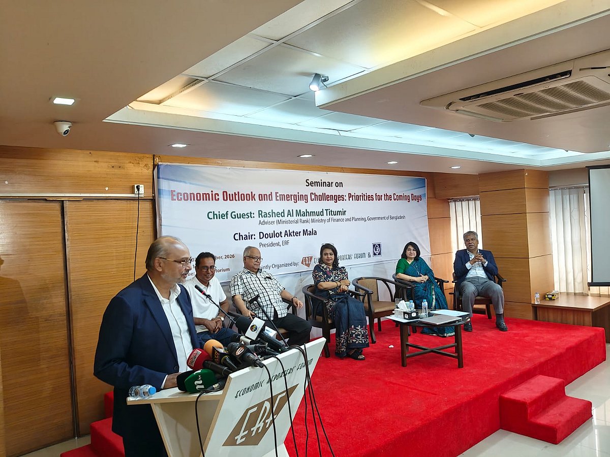 আজ রাজধানীতে অনুষ্ঠিত ‘অর্থনৈতিক পূর্বাভাস ও উদীয়মান চ্যালেঞ্জসমূহ: আগামী দিনের অগ্রাধিকার’ শীর্ষক সেমিনারে বক্তব্য দেন প্রধানমন্ত্রীর অর্থ ও পরিকল্পনা উপদেষ্টা রাশেদ আল মাহমুদ তিতুমীর। উপস্থিত ছিলেন জাতীয় অধ্যাপক মাহবুব উল্লাহ, সিপিডির সম্মাননীয় ফেলো ফাহমিদা খাতুন ও ব্যবসায়ীদের শীর্ষ সংগঠন এফবিসিসিআইয়ের প্রশাসক মো. ফজলুল হক