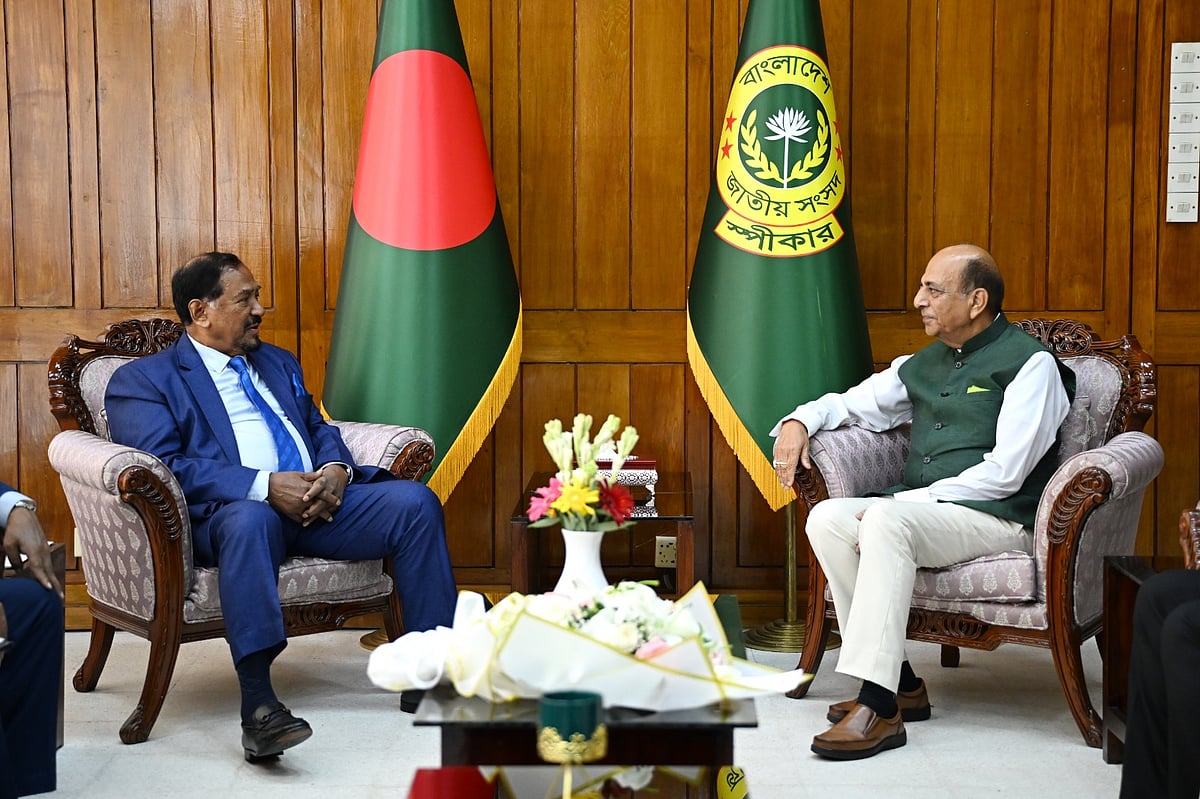 আজ বুধবার সংসদ ভবনে জাতীয় সংসদের স্পিকার হাফিজ উদ্দিন আহমদের সঙ্গে সাক্ষাৎ করেন ঢাকায় নিযুক্ত ভারতীয় হাইকমিশনার দীনেশ ত্রিবেদী
