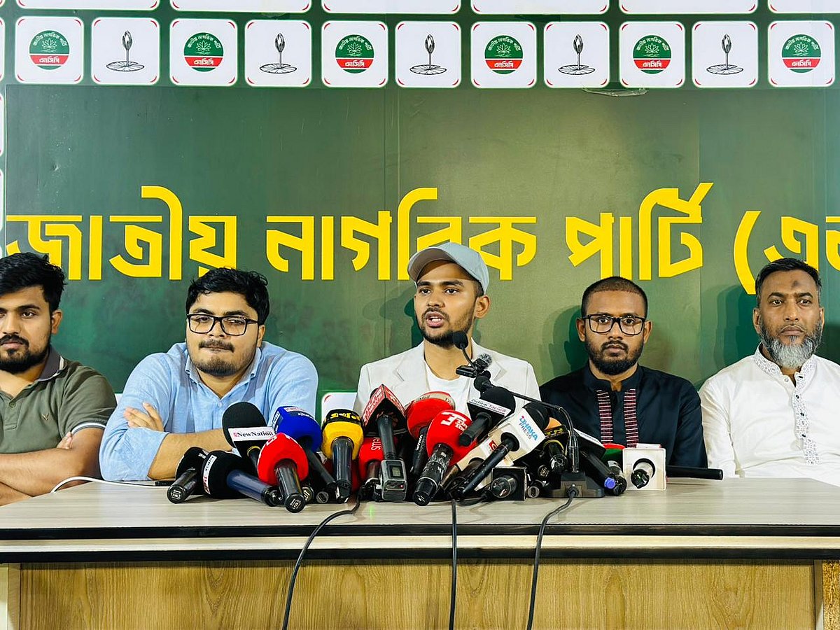 সংবাদ সম্মেলনে সাবেক উপদেষ্টা ও জাতীয় নাগরিক পার্টির (এনসিপি) মুখপাত্র আসিফ মাহমুদ সজীব ভুঁইয়া। বুধবার রাতে রাজধানীর বাংলামোটরে এনসিপির অস্থায়ী কেন্দ্রীয় কার্যালয়ে