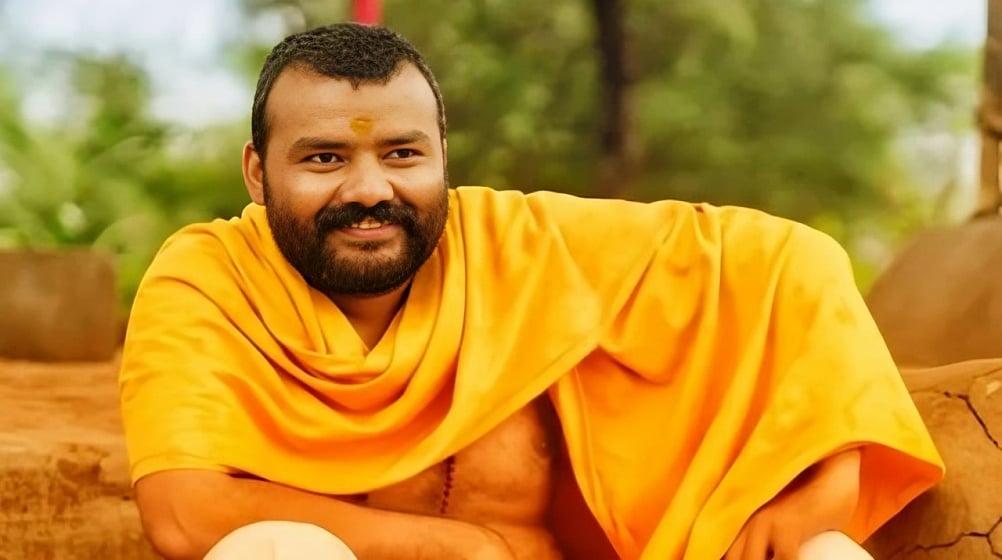 ‘হনুমান অংশ’-এ নীম করোলির চরিত্রে অভিনয় করেছেন শোভিনব সত্যা