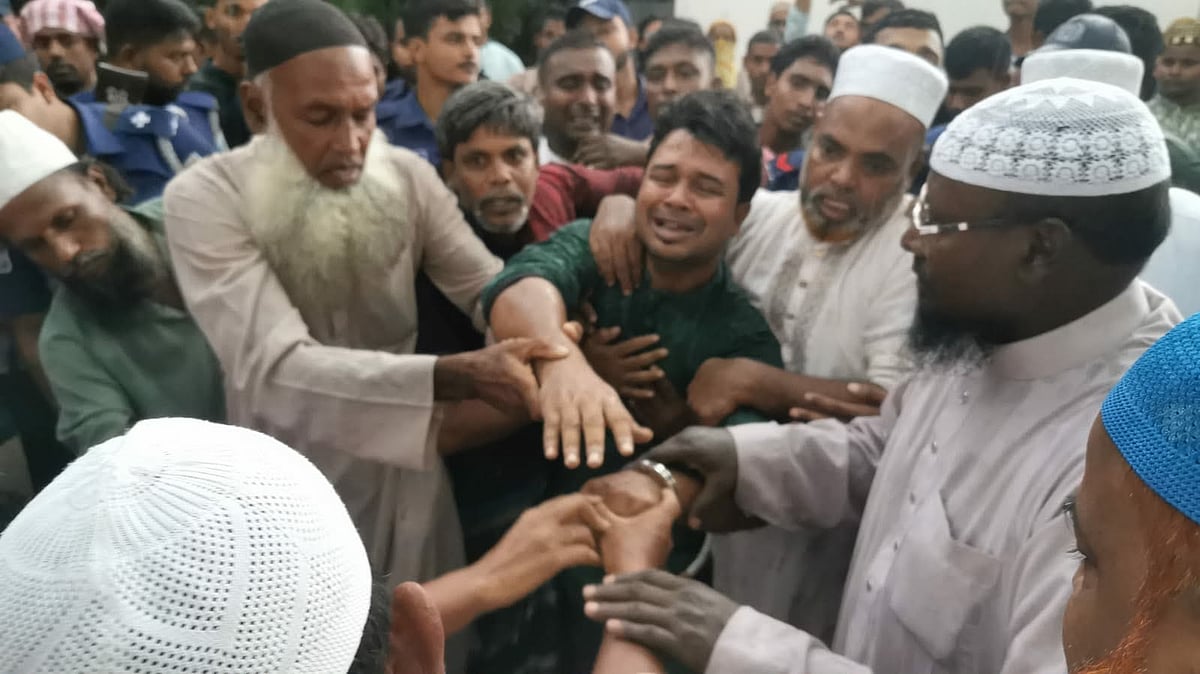 জয়পুরহাটের ক্ষেতলালে প্যারোলে মুক্তি পেয়ে গতকাল মঙ্গলবার সৎমায়ের জানাজা ও দাফনে অংশ নেন কার্যক্রম নিষিদ্ধ স্বেচ্ছাসেবক লীগের নেতা রাশেদুল ইসলাম। এ সময় তাঁর হাতে হাতকড়া দেখা গেছে