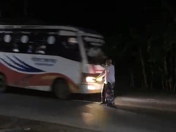 শরীয়তপুর শহরের ধানুকা এলাকায় শরীয়তপুর-মাদারীপুর আঞ্চলিক মহাসড়ক পার হওয়ার সময় দুই হাত উঁচু করে যানবাহন থামানোর চেষ্টা করেন রতন পোদ্দার