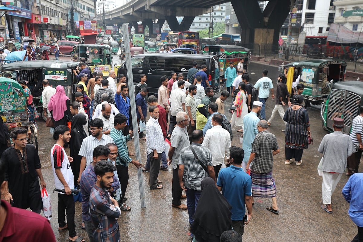 সড়কে যানবাহনের জন্য যাত্রীদের অপেক্ষা। বাস না চলায় দুর্ভোগে পড়েন যাত্রীরা। আজ দুপুরে চট্টগ্রামের মুরাদপুর এলাকায়
