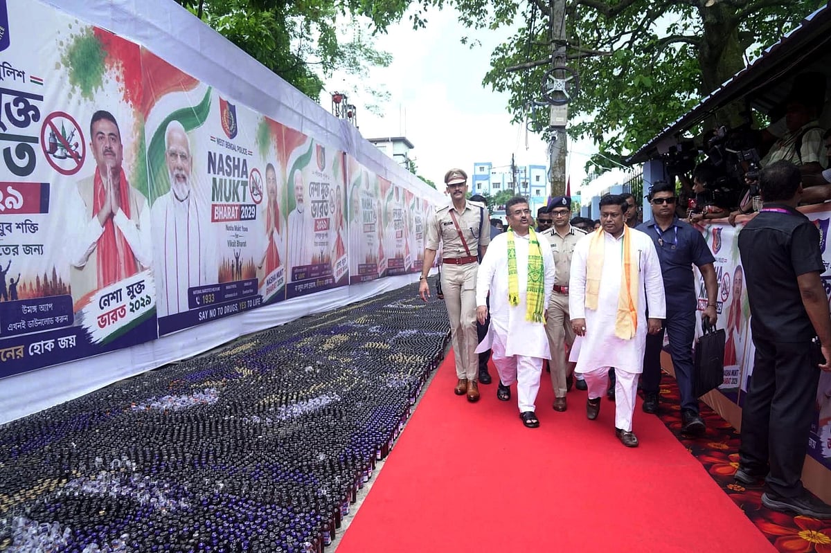 জব্দ করা ফেনসিডিলের সামনে হাঁটছেন ভারতের পশ্চিমবঙ্গের মুখ্যমন্ত্রী শুভেন্দু অধিকারী