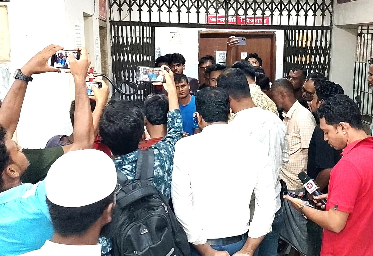 হোমিও চিকিৎসক আনোয়ারুল ইসলামকে মৃত ঘোষণা করার পর মরদেহ দেখতে ভিড় করেন স্বজন ও স্থানীয় লোকজন। গতকাল রাত বুধবার রাতে নাটোর সদর হাসপাতালে