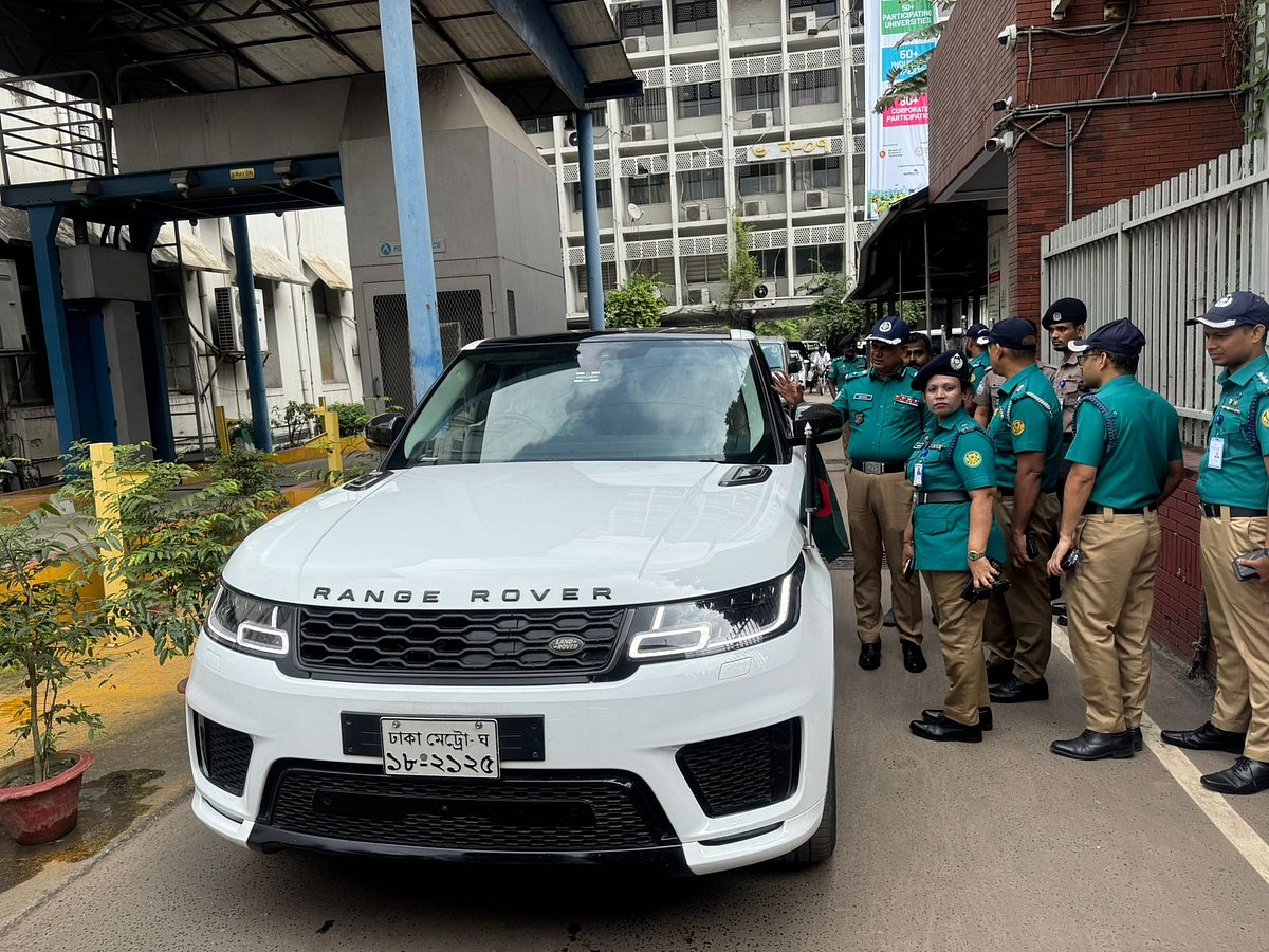 আজ বৃহস্পতিবার সকালে রাজধানীর কাকরাইল এলাকায় মন্ত্রীর গাড়িটি ট্রাফিক আইন লঙ্ঘন করে। পরে সচিবালয়ের সামনে গাড়িটি আটকে মামলা দেওয়া হয়