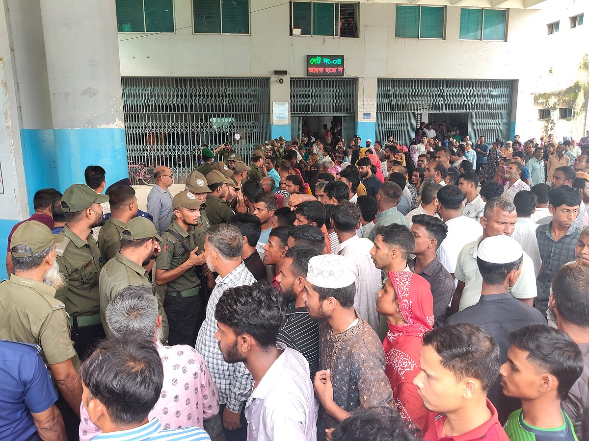 বগুড়ার শহীদ জিয়াউর রহমান মেডিকেল কলেজ হাসপাতালে বহির্বিভাগের সেবা বন্ধ থাকায় বিক্ষোভ করেন রোগীর স্বজনেরা। আজ বৃহস্পতিবার সকালে জরুরি বিভাগের ফটকে