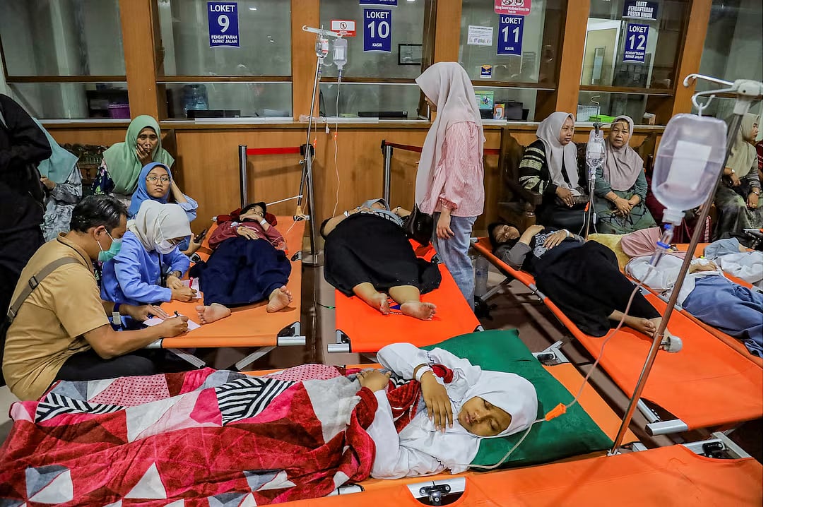একটি হাসপাতালে সরকারি বিনা মূল্যের স্কুলের খাবার খেয়ে খাদ্য বিষক্রিয়ায় আক্রান্ত শিক্ষার্থীরা চিকিৎসা নিচ্ছে। ইন্দোনেশিয়ার পূর্ব জাভা প্রদেশের সিদোয়ারজোরে। ২ সেপ্টেম্বর ২০২৬