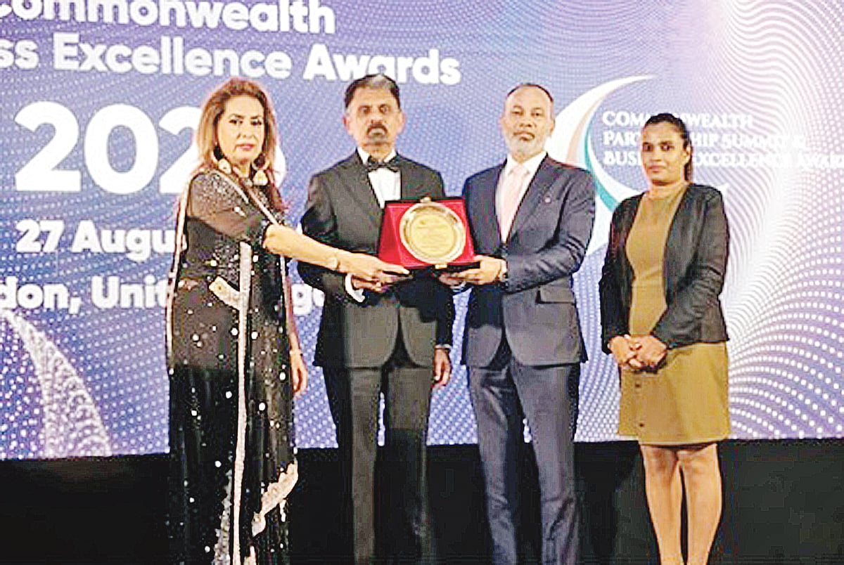 পুরস্কার গ্রহণ করছেন ইলেক্ট্রোমার্ট গ্রুপের ডিএমডি ও সিইও মো. নুরুল আফছার