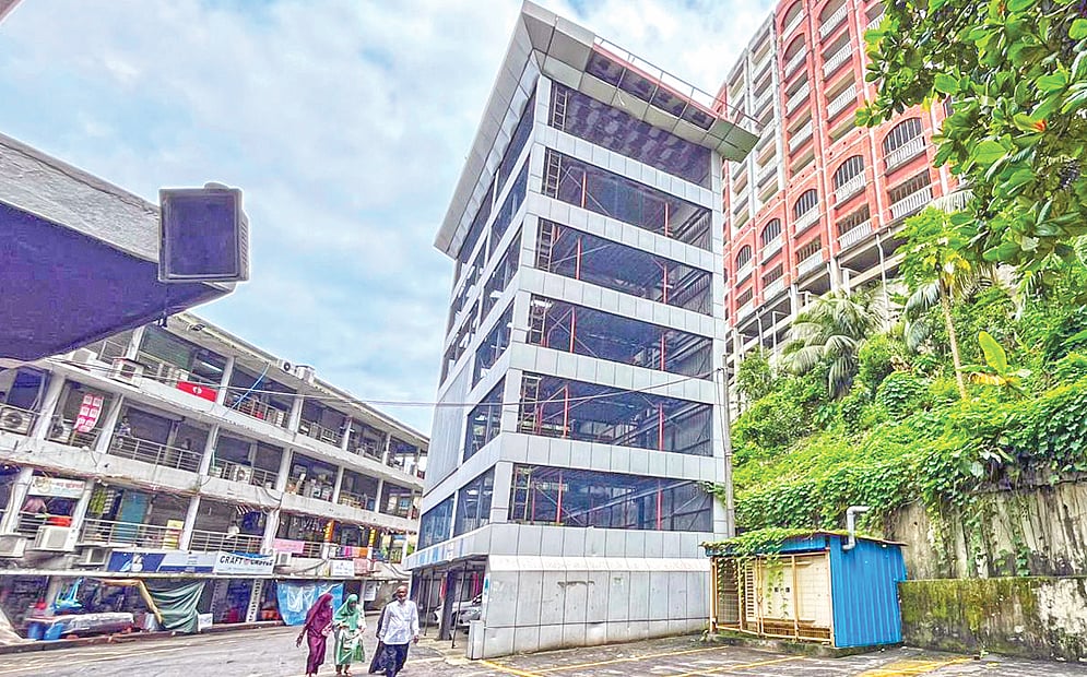 সাততলার কার পার্কিংটির শুধু নিচতলা ব্যবহৃত হয়। গতকাল চট্টগ্রামের নিউমার্কেটে