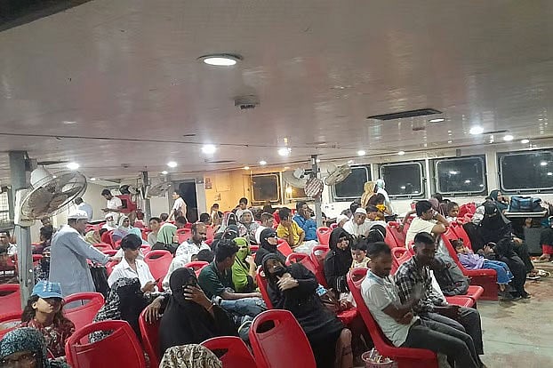 সন্দ্বীপ চ্যানেলে আটকে পড়া ফেরি কপোতাক্ষর যাত্রীরা। গতকাল রাত ১০টার দিকে