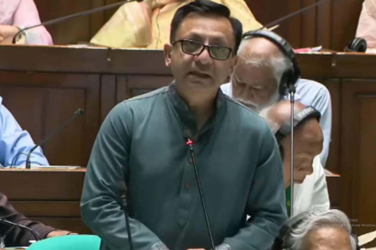 জাতীয় সংসদে বাণিজ্যমন্ত্রী: তিন বছরে বন্ধ হয়েছে চার শতাধিক গার্মেন্টস কারখানা ও বেড়েছে বাণিজ্য ঘাটতি