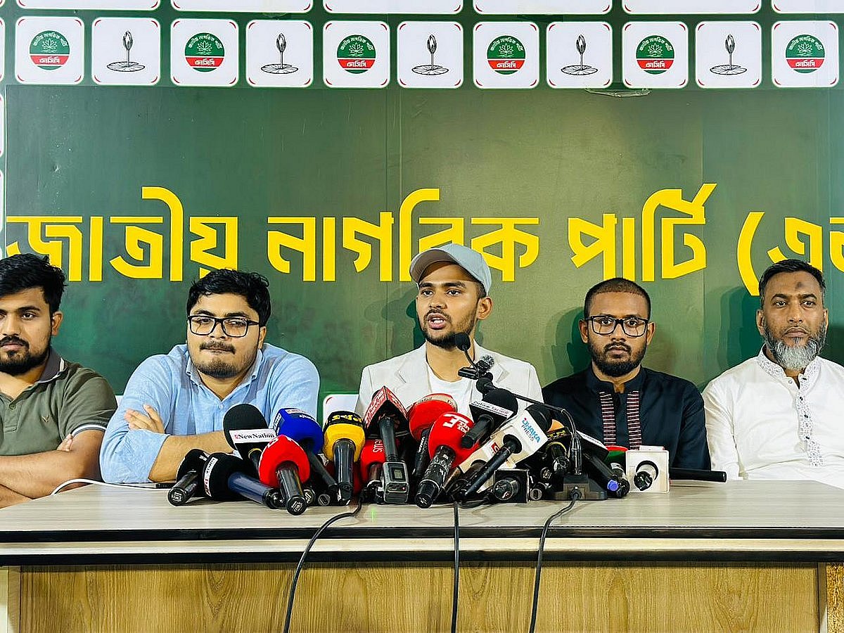 সংবাদ সম্মেলনে সাবেক উপদেষ্টা ও জাতীয় নাগরিক পার্টির (এনসিপি) মুখপাত্র আসিফ মাহমুদ সজীব ভুঁইয়া। বুধবার রাতে রাজধানীর বাংলামোটরে এনসিপির অস্থায়ী কেন্দ্রীয় কার্যালয়ে