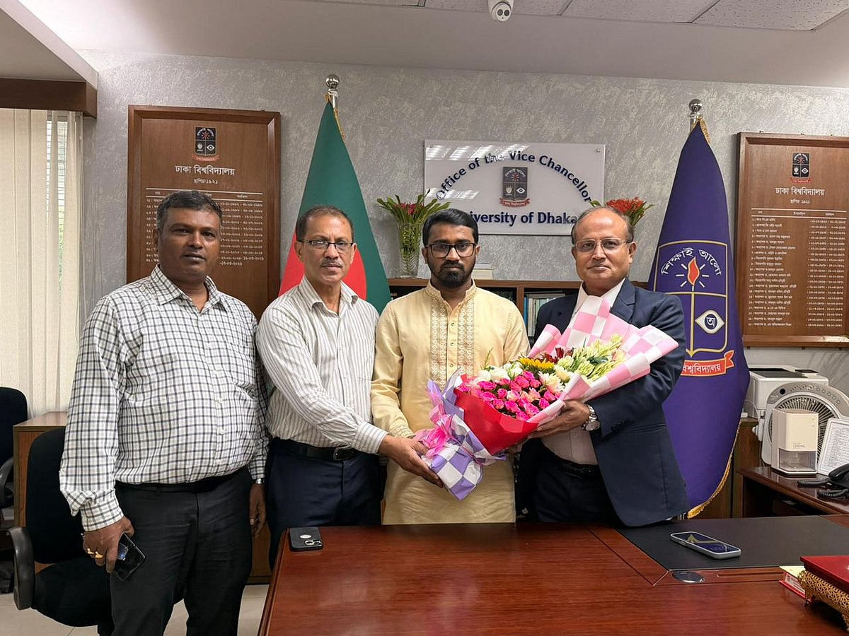 ঢাকা বিশ্ববিদ্যালয়ের উপাচার্য অধ্যাপক এ বি এম ওবায়দুল ইসলামের সঙ্গে সাক্ষাৎ করেন প্রধানমন্ত্রী তারেক রহমানের রাজনৈতিক সহকারী মো. রাশেদ খাঁন। ঢাকা বিশ্ববিদ্যালয় ক্যাম্পাসে, ৩ সেপ্টেম্বর ২০২৬