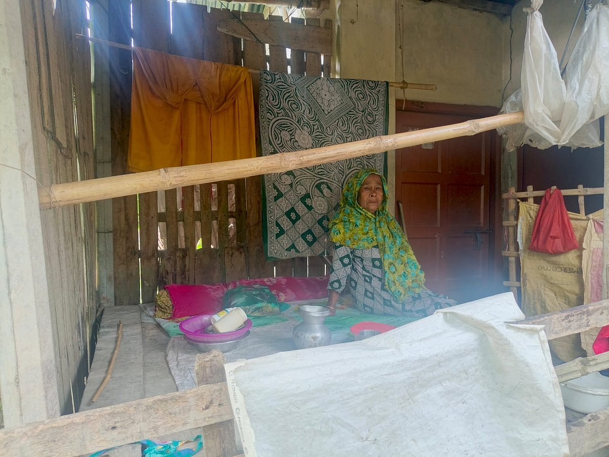 দুই ছেলে আলাদা পাকা বাড়িতে বসবাস করলেও বৃদ্ধা মা সালেহা বেগম থাকেন জরাজীর্ণ এই ঘরে। গত বুধবার ঝিনাইদহের কালীগঞ্জ উপজেলার পাতিবিলা গ্রামের উত্তর পাড়ায়