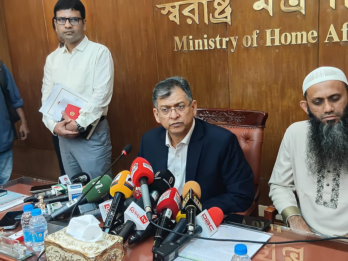 স্বরাষ্ট্রমন্ত্রী সালাহউদ্দিন আহমদ। আজ বৃহস্পতিবার সচিবালয়ে স্বরাষ্ট্র মন্ত্রণালয়ের সভাকক্ষে