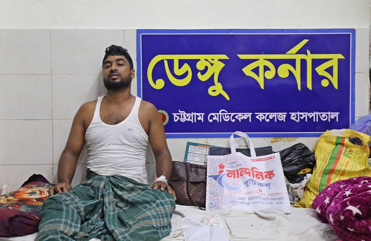 শয্যা না পেয়ে হাস্যপাতালে ডেঙ্গু ওয়ার্ডের বাইরে মেঝেতেই চিকিৎসা নিচ্ছেন বেলায়েত হোসেন। গতকাল দুপুরে চট্টগ্রাম মেডিকেল কলেজ হাসপাতালে