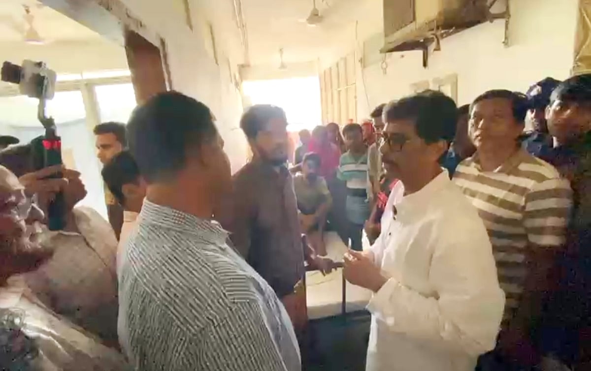 কুমিল্লা মেডিকেল কলেজ হাসপাতালের সার্জারি ওয়ার্ড পরিদর্শন করছেন কৃষিমন্ত্রী মোহাম্মদ আমিন উর রশিদ। গত মঙ্গলবার বিকেলে