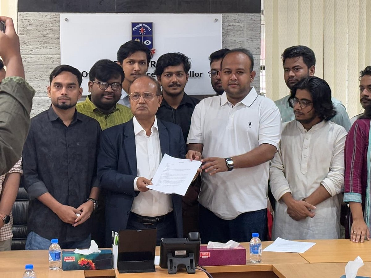 উপাচার্য অধ্যাপক এ বি এম ওবায়দুল ইসলামের কাছে স্মারকলিপি হস্তান্তর করছেন ছাত্রদল নেতা শেখ তানভীর বারী হামিম। ৩ সেপ্টেম্বর, ২০২৬
