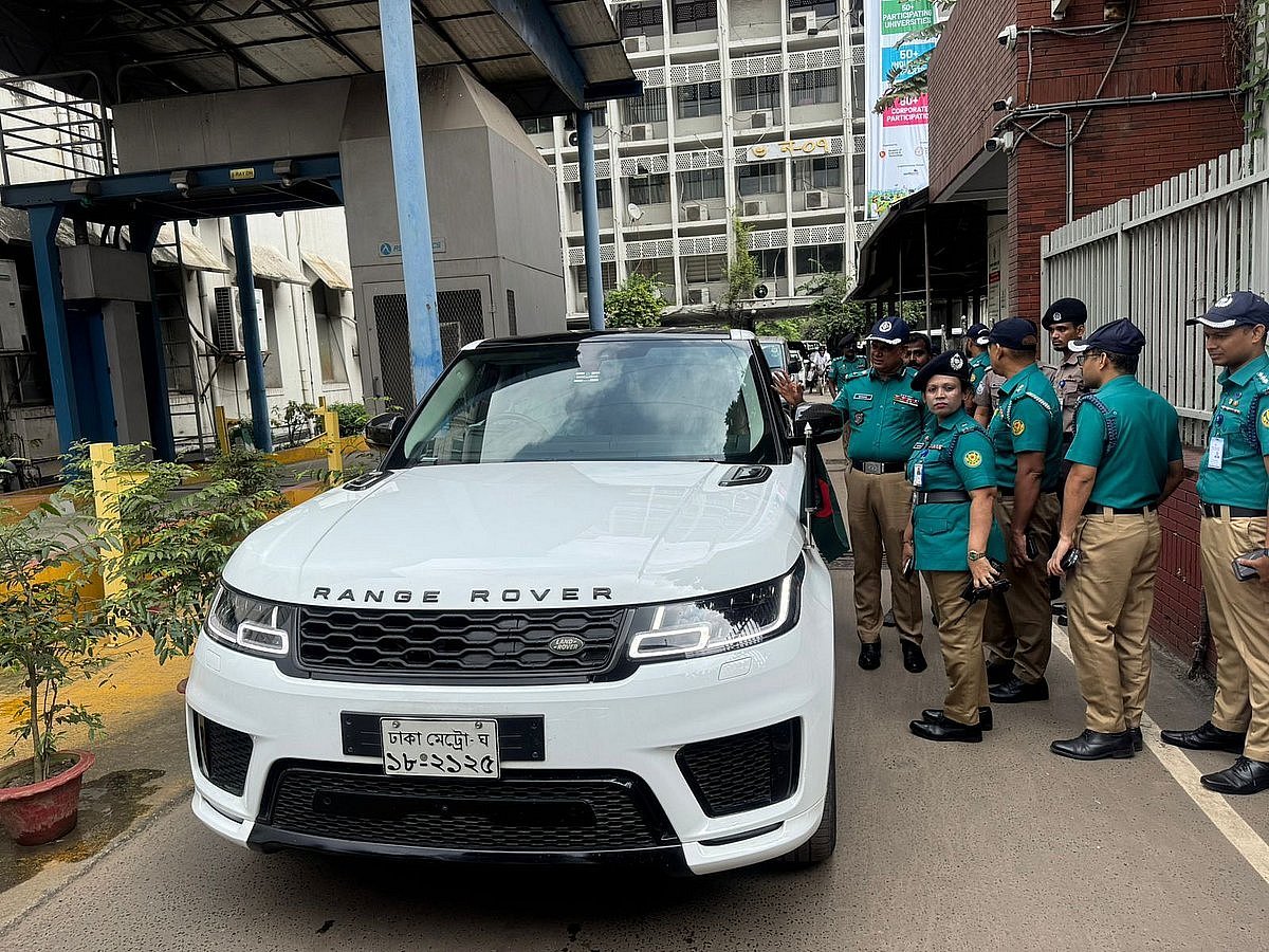 আজ বৃহস্পতিবার সকালে রাজধানীর কাকরাইল এলাকায় মন্ত্রীর গাড়িটি ট্রাফিক আইন লঙ্ঘন করে। পরে সচিবালয়ের সামনে গাড়িটি আটকে মামলা দেওয়া হয়