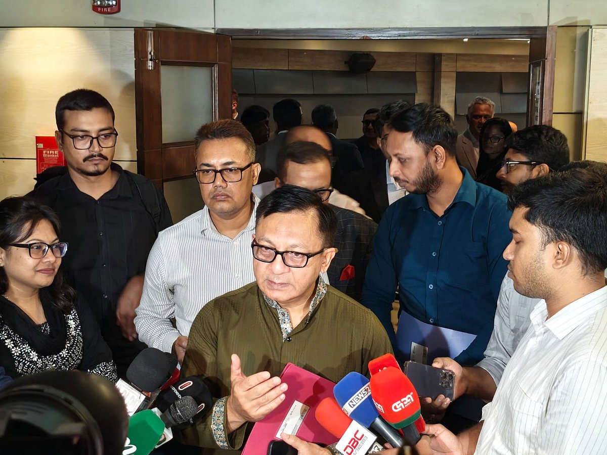 আজ বৃহস্পতিবার রাজধানীর মহাখালীর ব্র্যাক সেন্টার ইনে ‘বাংলাদেশের চামড়া খাতের অগ্রগতি: চ্যালেঞ্জ, সম্ভাবনা ও সংস্কার’ শীর্ষক নীতিসংলাপ শেষে সাংবাদিকদের সঙ্গে কথা বলছেন বাণিজ্যমন্ত্রী খন্দকার আবদুল মুক্তাদির