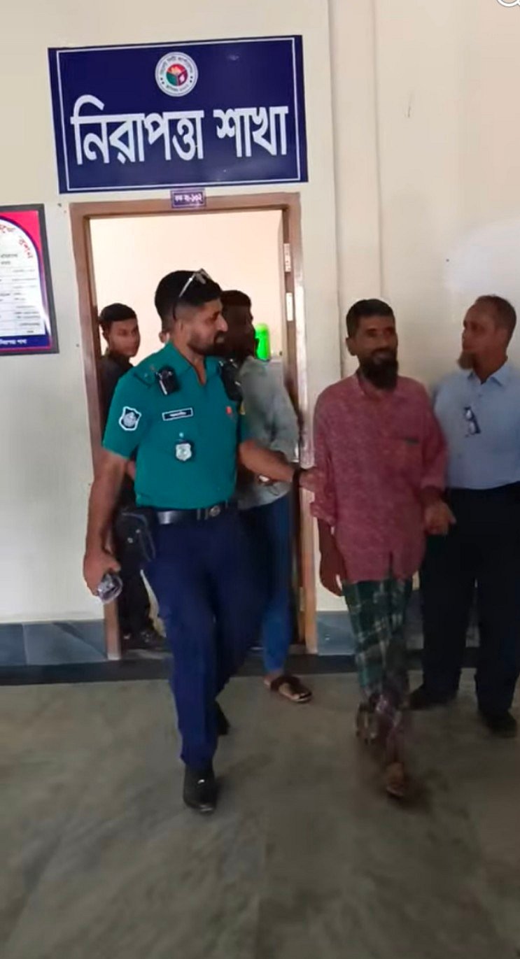 সিলেট নগরের জল্লারপার এলাকায় পানির সংকট নিরসনের দাবিতে কলস ও বালতি নিয়ে সিটি করপোরেশনে গিয়ে ছয় যুবক আটক হয়েছেন। আজ বৃহস্পতিবার দুপুরে