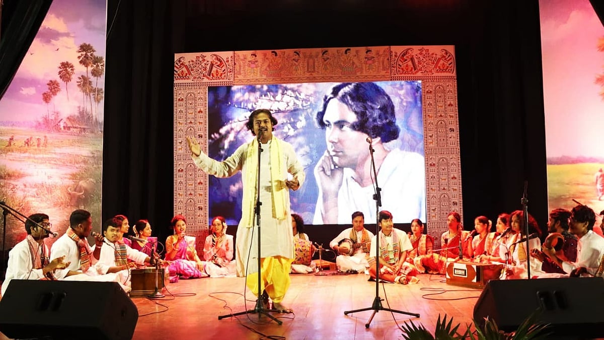 জাতীয় সংগীত ও নৃত্যকলা কেন্দ্র মিলনায়তনে আয়োজিত ‘লেটোগান ও কবিগান’শীর্ষক অনুষ্ঠানে দলীয় পরিবেশনা