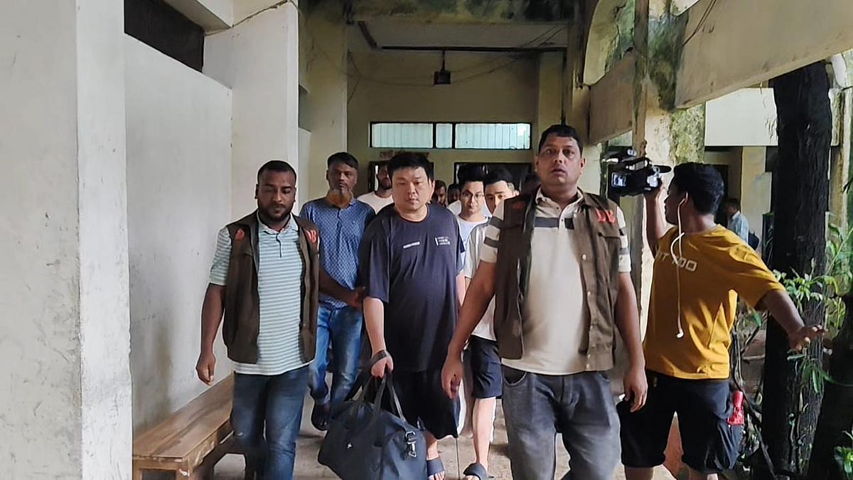কক্সবাজারে গ্রেপ্তার চীনা নাগরিকদের আদালতে নেওয়া হয়