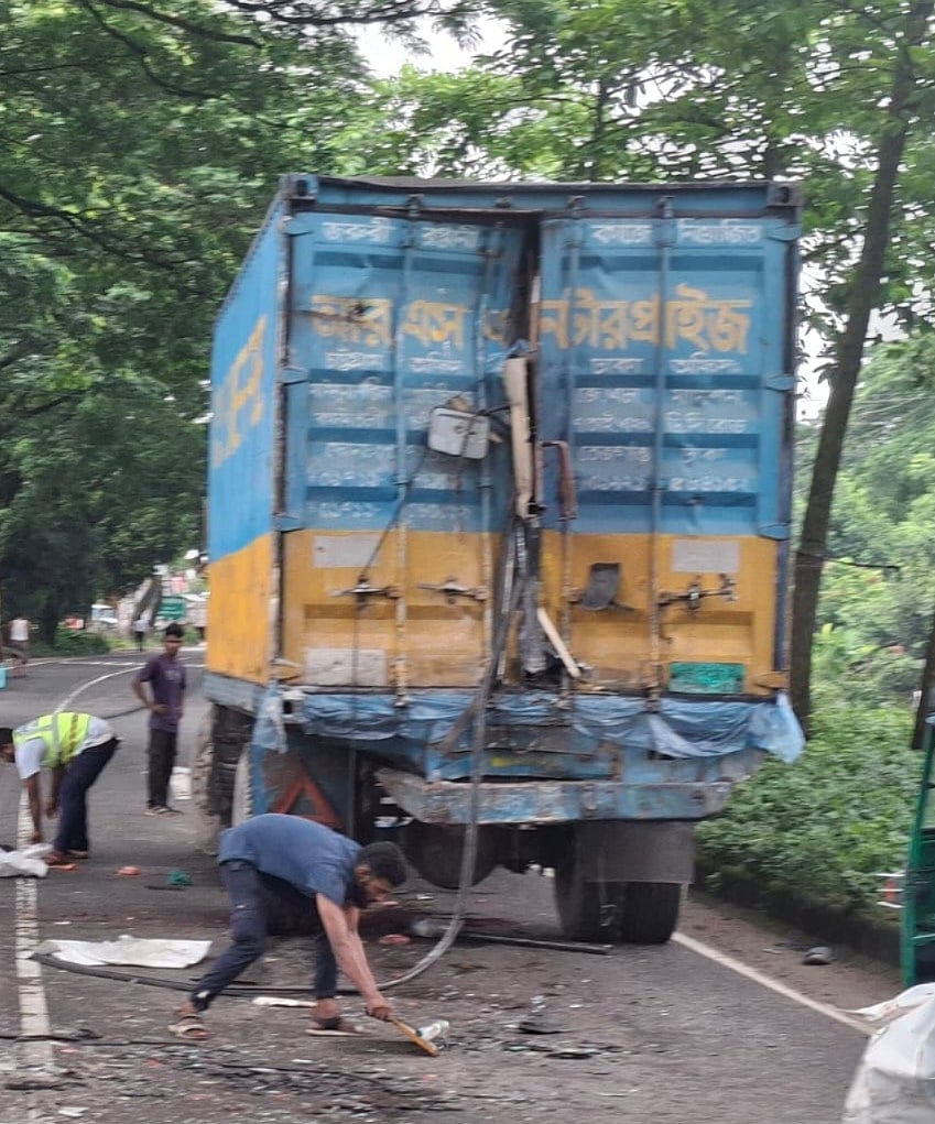 দুর্ঘটনা ক্ষতিগ্রস্ত কাভার্ড ভ্যান। আজ সকালে তোলা