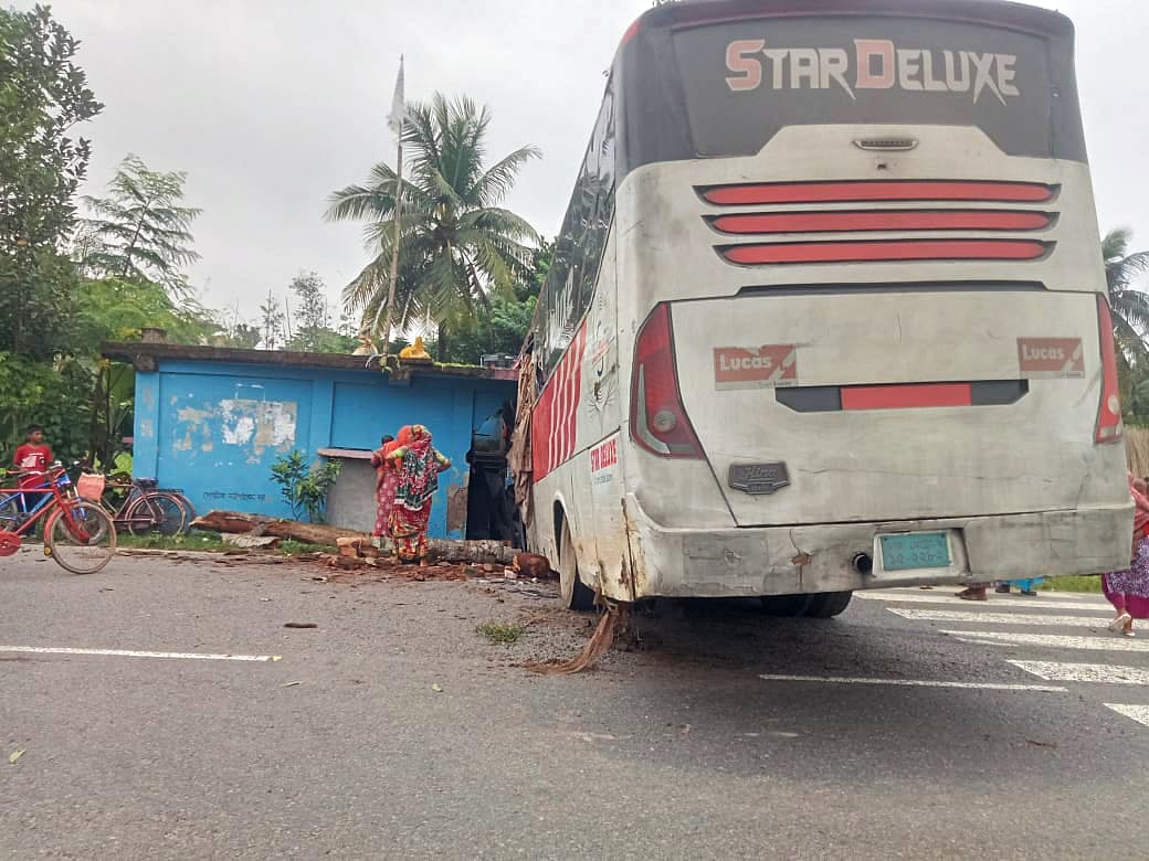 কেশবপুরের মধ্যকুল এলাকায় যশোর-সাতক্ষীরা সড়কে পথচারী এক নারীকে চাপা দিয়ে বাসটি এতিমখানার ভেতরে ঢুকে যায়। আজ শুক্রবার সকালে