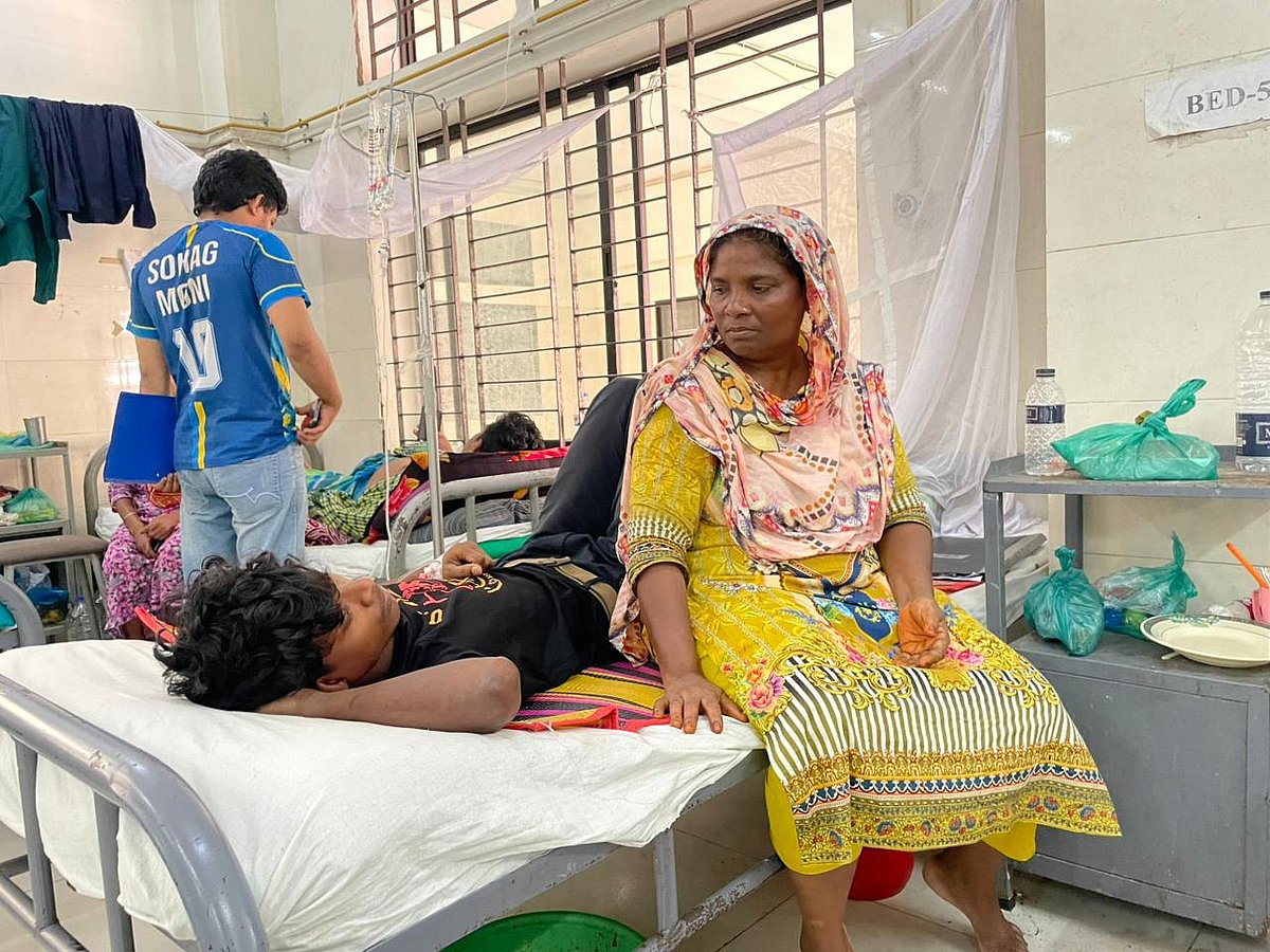 ডেঙ্গু আক্রান্ত ছেলের শয্যার পাশে হাজেরা বেগম। ৪ সেপ্টেম্বর