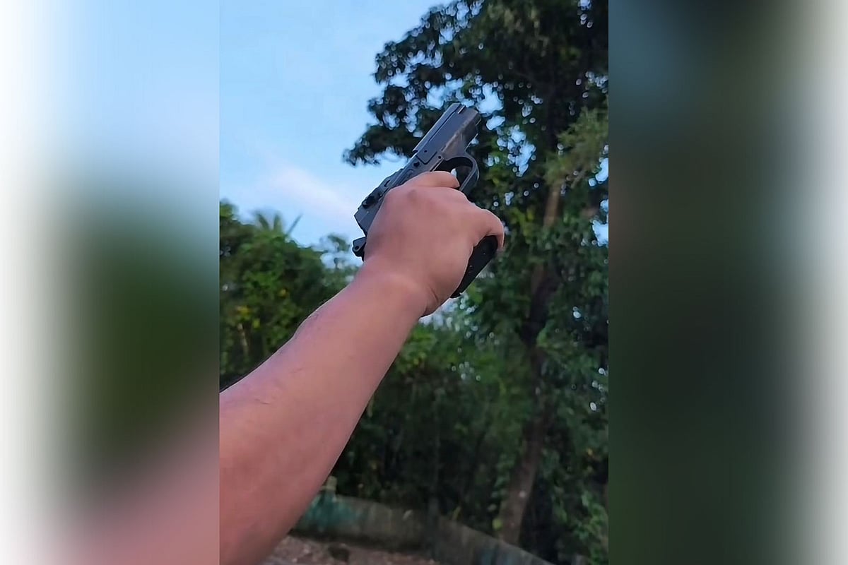 ফেসবুক অ্যাকাউন্টের স্টোরিতে পিস্তল দিয়ে গুলি ছোড়ার একটি ভিডিও প্রকাশ করেছেন মো. রায়হান
