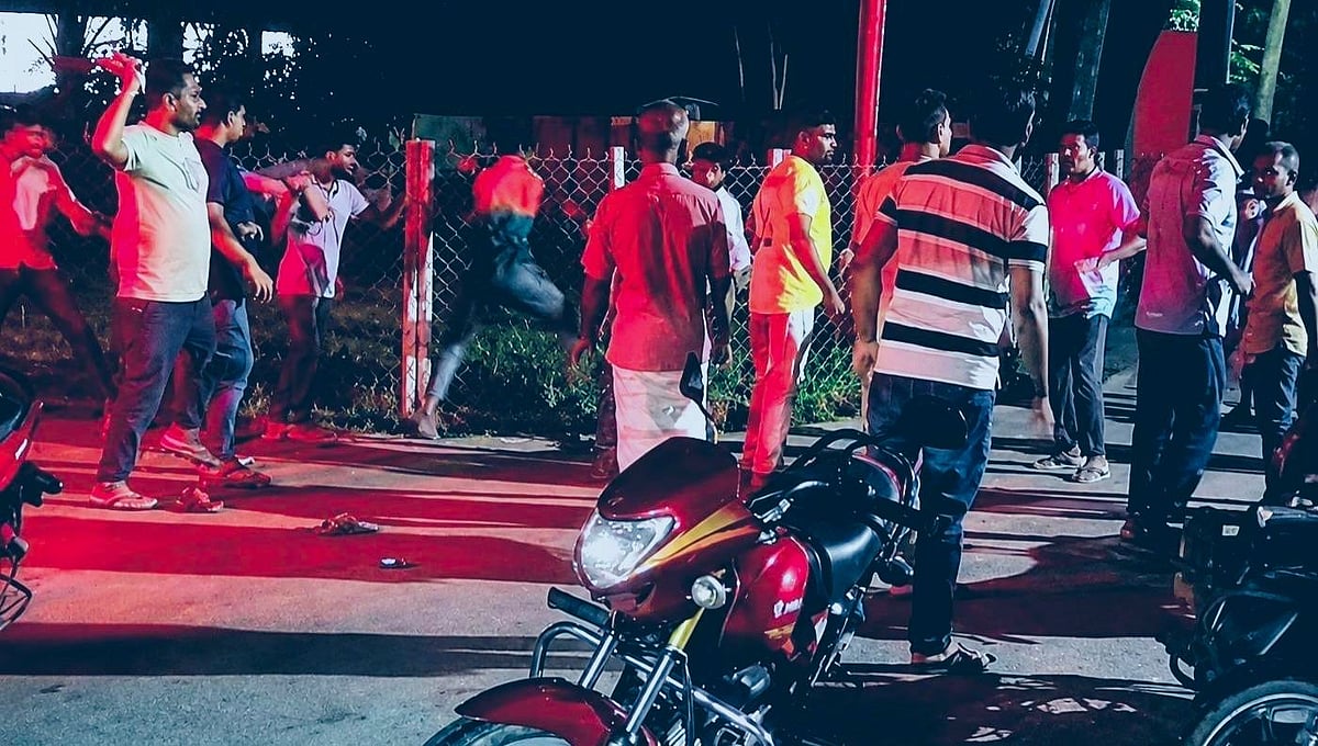 নাটোরের বাগাতিপাড়া উপজেলায় দুই পক্ষের মধ্যে সংঘর্ষের ঘটনা ঘটে। গতকাল বৃহস্পতিবার রাতে জয়ন্তীপুর বাজারে