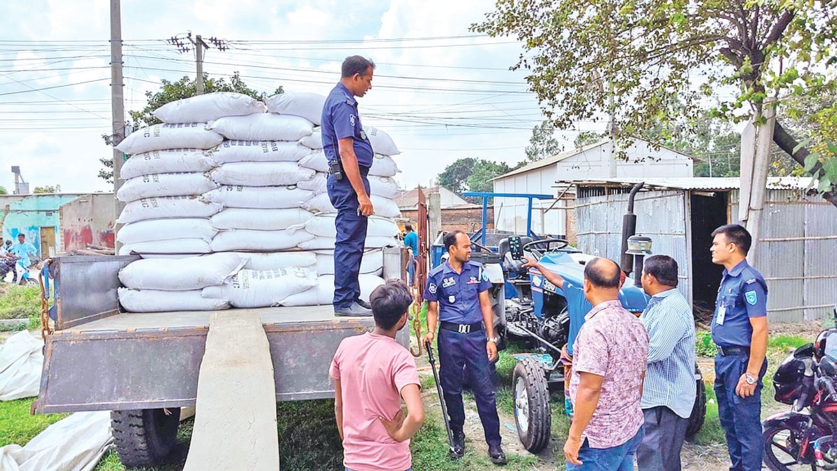 অবৈধভাব সার মজুত ও বিক্রির বিরুদ্ধে ভ্রাম্যমাণ আদালতের অভিযান। গত বুধবার দুপুরে দিনাজপুর শহরের পুলহাট এলাকায়