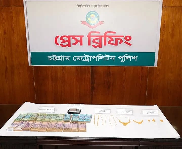 নগরের সিটি গেট এলাকায় চুরির ঘটনায় উদ্ধার হওয়া স্বর্ণালংকার ও নগদ টাকা
