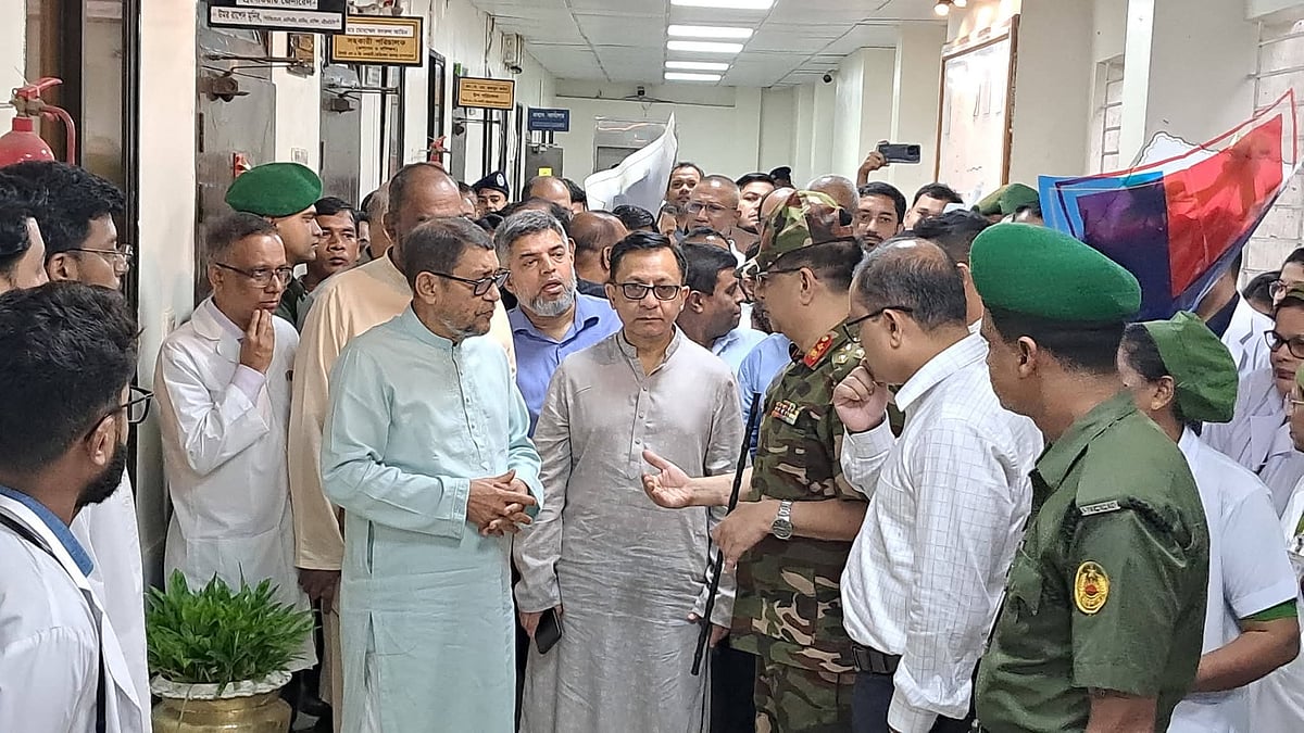 সিলেট এম এ জি ওসমানী মেডিকেল কলেজ হাসপাতাল পরিদর্শনে স্বাস্থ্যমন্ত্রী সরদার মো. সাখাওয়াত হোসেন। এ সময় সঙ্গে ছিলেন বাণিজ্যমন্ত্রী খন্দকার আবদুল মুক্তাদির। আজ শুক্রবার সকালে তোলা