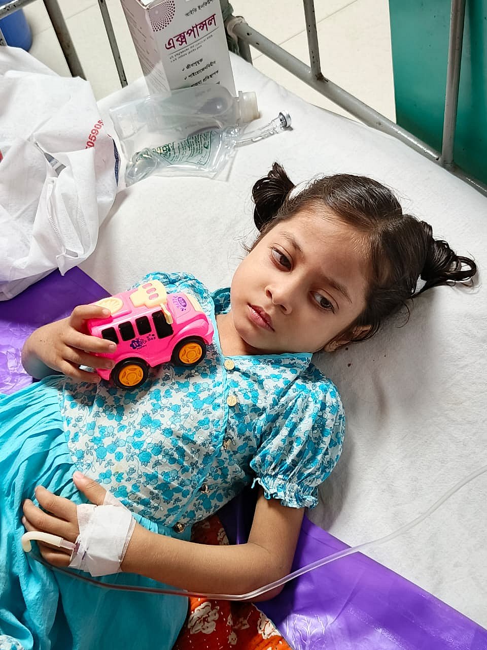 পাঁচ বছরের আলিফার ডেঙ্গু শনাক্ত হয়েছে। ২৮ আগস্ট থেকে হাসপাতালে ভর্তি শিশুটি। রাজধানীর আগারগাঁওয়ে বাংলাদেশ শিশু হাসপাতাল ও ইনস্টিটিউট। ৪ সেপ্টেম্বর