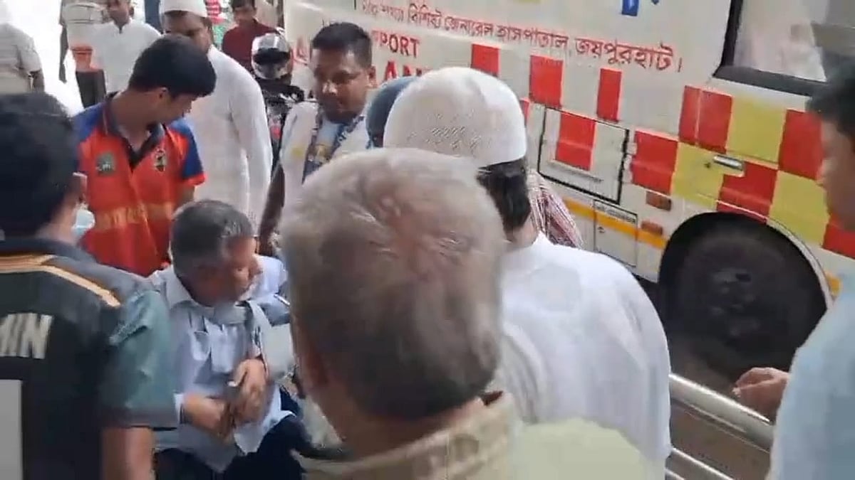 জয়পুরহাট থেকে জনপ্রশাসন ও খাদ্য প্রতিমন্ত্রী আবদুল বারীকে অ্যাম্বুলেন্সে করে ঢাকার উদ্দেশে পাঠানো হয়। আজ দুপুরে জয়পুরহাট জেনারেল হাসপাতালের সামনে
