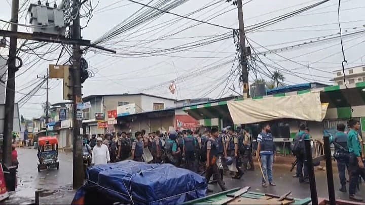 ঘটনার পর ঘটনাস্থলে অতিরিক্ত পুলিশ মোতায়েন করা হয়েছে। আজ সকালে নগরের খুলশীর ওয়্যারলেস এলাকায়