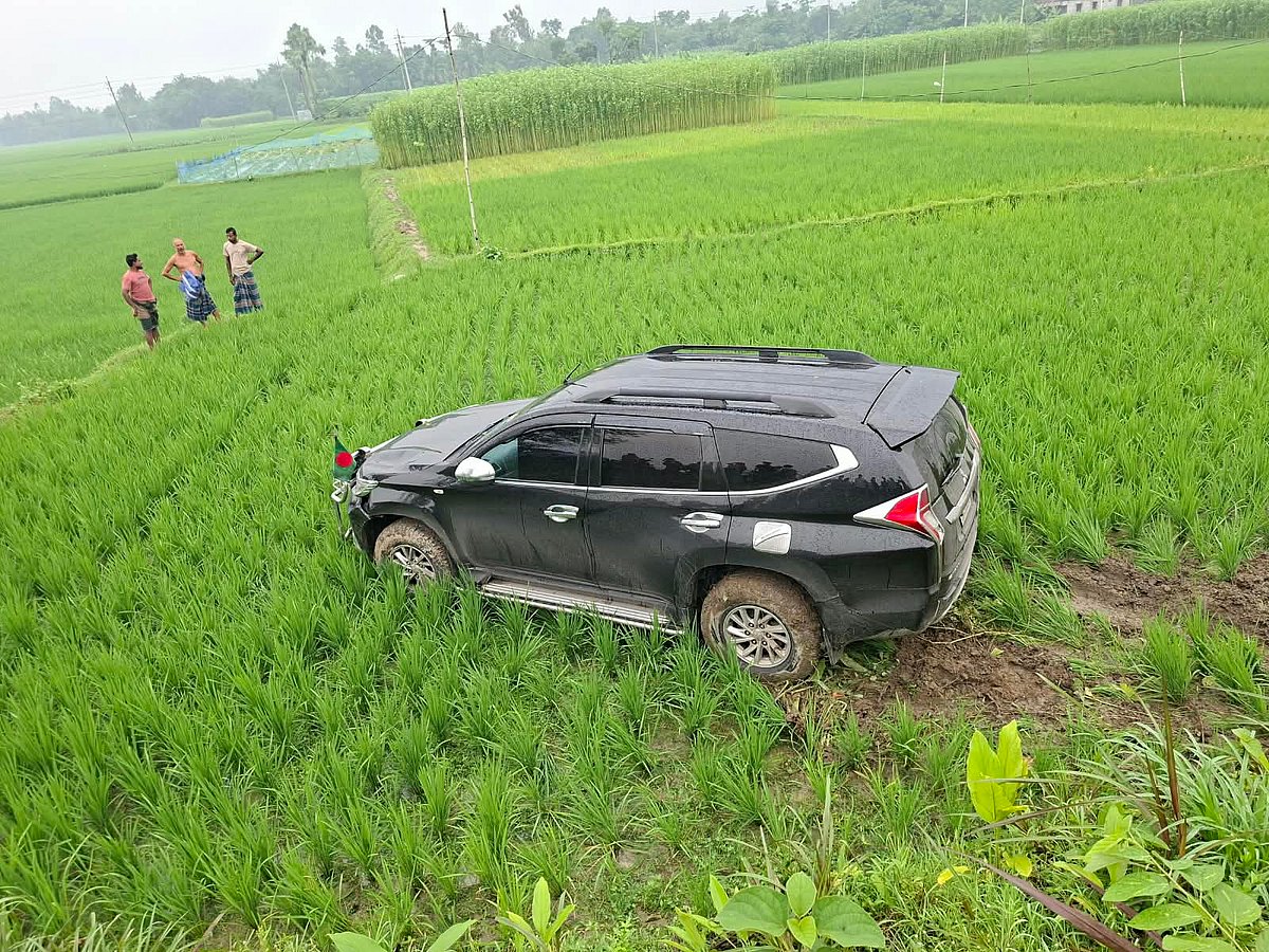 বগুড়ার শিবগঞ্জে প্রতিমন্ত্রী আবদুল বারীকে বহনকারী গাড়ি নিয়ন্ত্রণ হারিয়ে সড়কের পাশে ধানখেতে পড়ে গেছে। আজ শুক্রবার সকালে উপজেলার কিচক বাজারসংলগ্ন গোপীনাথপুর এলাকায়
