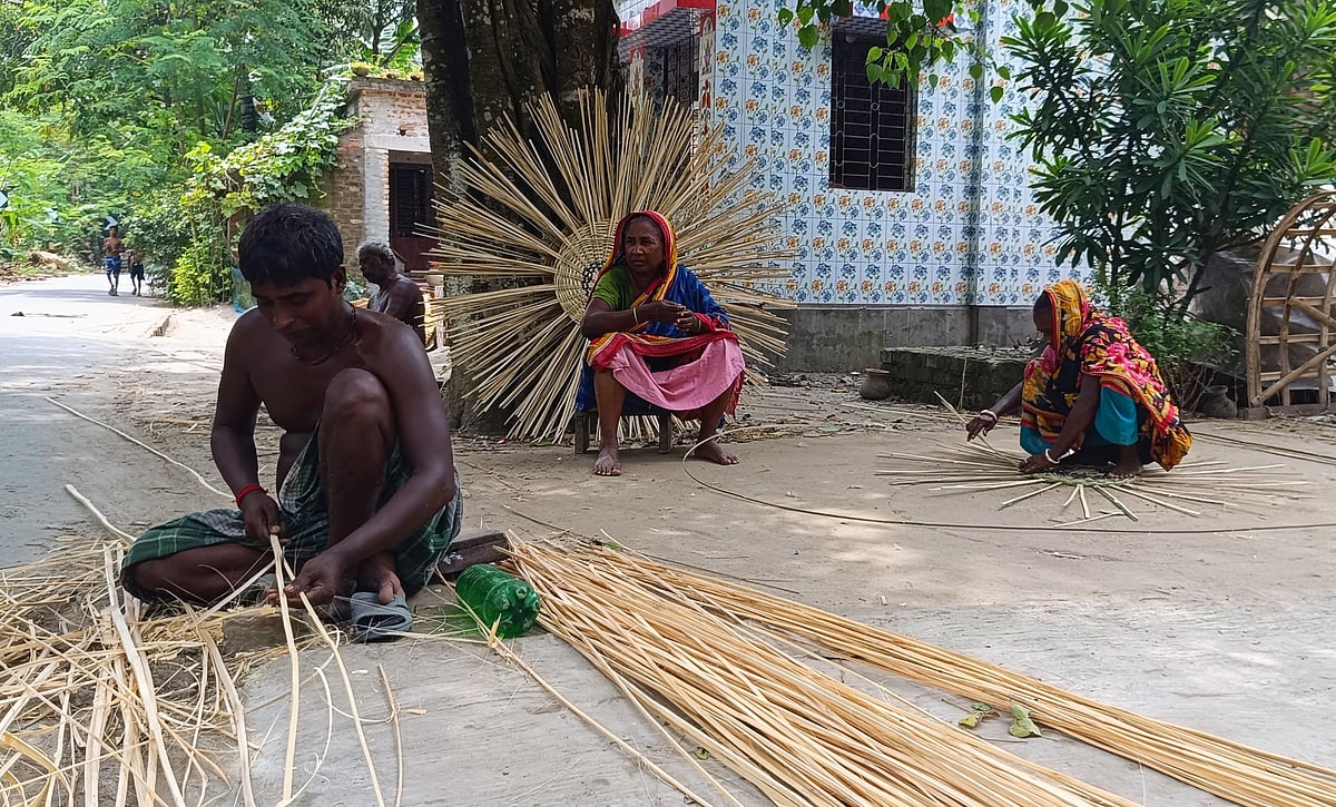 বাঁশের শলা দিয়ে পণ্য তৈরির কাঠামো বানাতে ব্যস্ত কারিগরেরা। গত বুধবার দুপুরে সাতক্ষীরার দেবহাটা উপজেলার কোড়া পাকড়াতলা গ্রামে