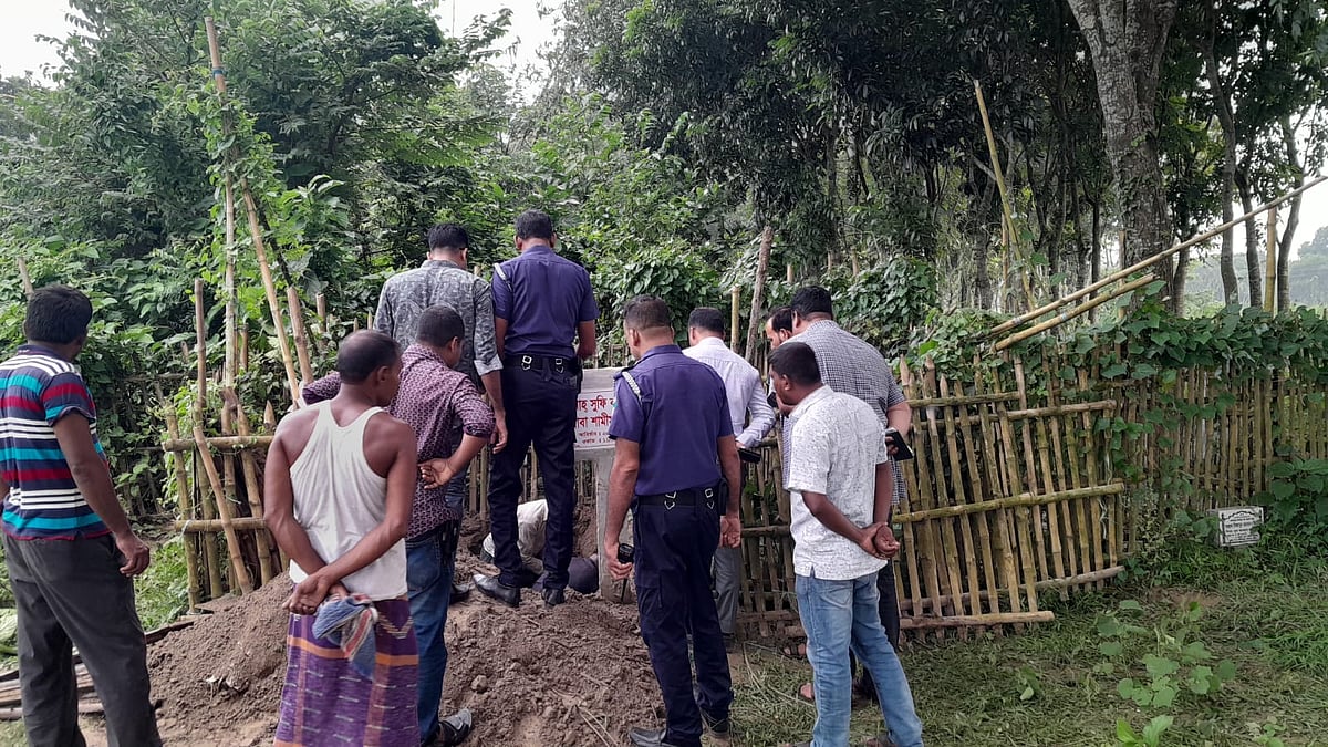 কুষ্টিয়ায় কবরস্থান পীর আবদুর রহমানের মরদেহ উত্তোলনের পর তাঁর দরবারে দাফন করা হয়। পরে প্রশাসন মরদেহটি আবার আগের কবরে দাফন করে। শনিবার দৌলতপুর উপজেলার ফিলিপনগর গ্রামে