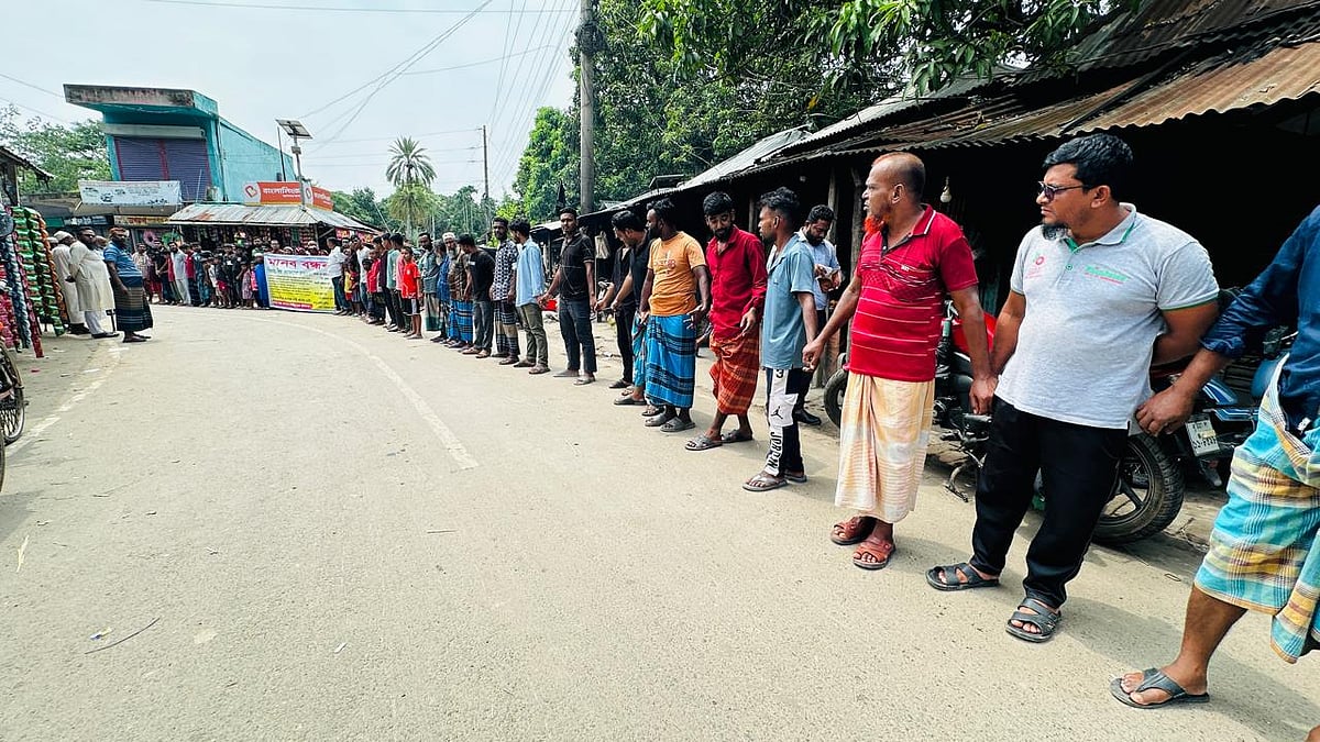 গোপালগঞ্জ সদর উপজেলায় মুসলিমা হত্যার বিচারের দাবিতে মানববন্ধন ও বিক্ষোভ মিছিল করেছেন এলাকাবাসী। আজ শনিবার বেলা সাড়ে ১১টায় জালালাবাদ ইউনিয়নের বড়ফা নতুন বাজারের চন্দ্রদিঘলিয়া–মধুমতি সড়কে