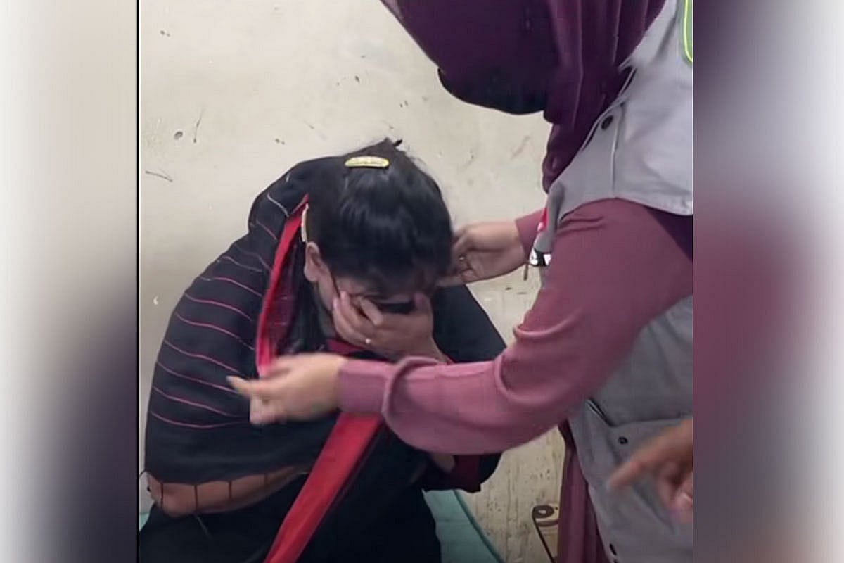 আটক নারীর মুখমণ্ডল থেকে কাপড় সরানোর চেষ্টায় ডিবি সদস্য