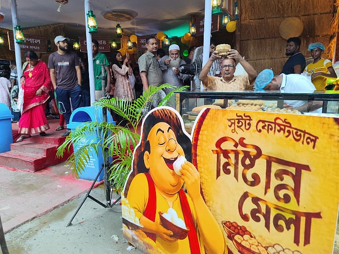 পরিবার ও বন্ধুদের নিয়ে অনেকেই মিষ্টি উৎসবে আসেন। শনিবার বিকেলে টাঙ্গাইল শহরের শহীদ স্মৃতি পৌর উদ্যানে