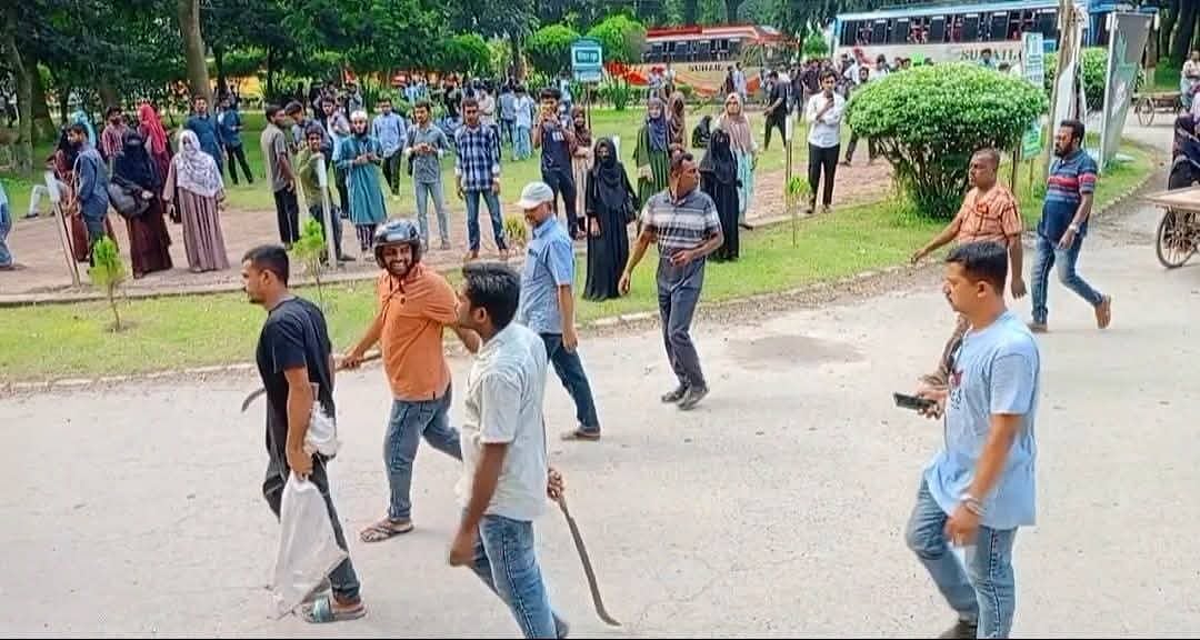 দেশীয় অস্ত্র হাতে কয়েকজনকে মহড়া দিতে দেখা যায়। শনিবার বিকেলে ইসলামী বিশ্ববিদ্যালয় চত্বরে