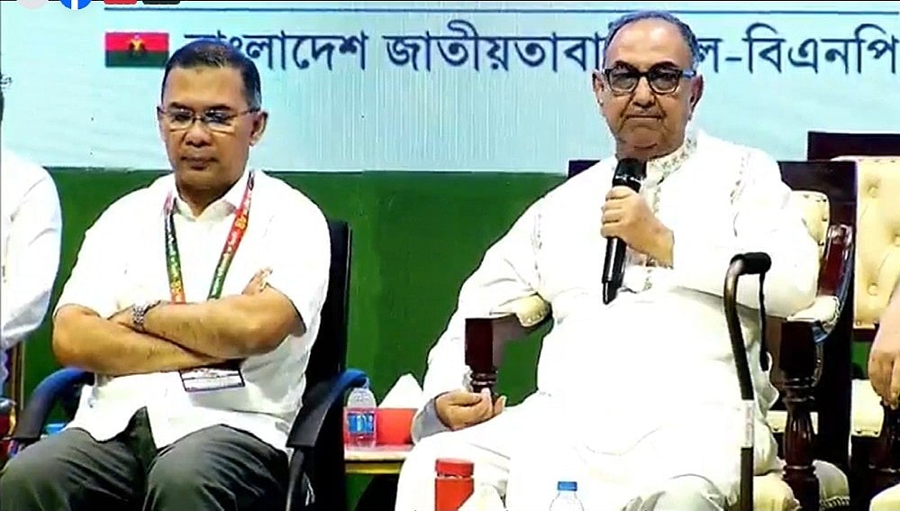 বিএনপির চেয়ারম্যান ও প্রধানমন্ত্রী তারেক রহমানের পাশে বক্তব্য দিচ্ছেন দলের স্থায়ী কমিটির সদস্য ও তাঁর রাজনৈতিক উপদেষ্টা মির্জা আব্বাস